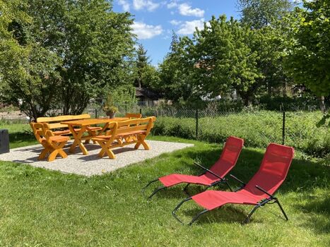 eingezäunter garten mit Sitzplatz und Liegen