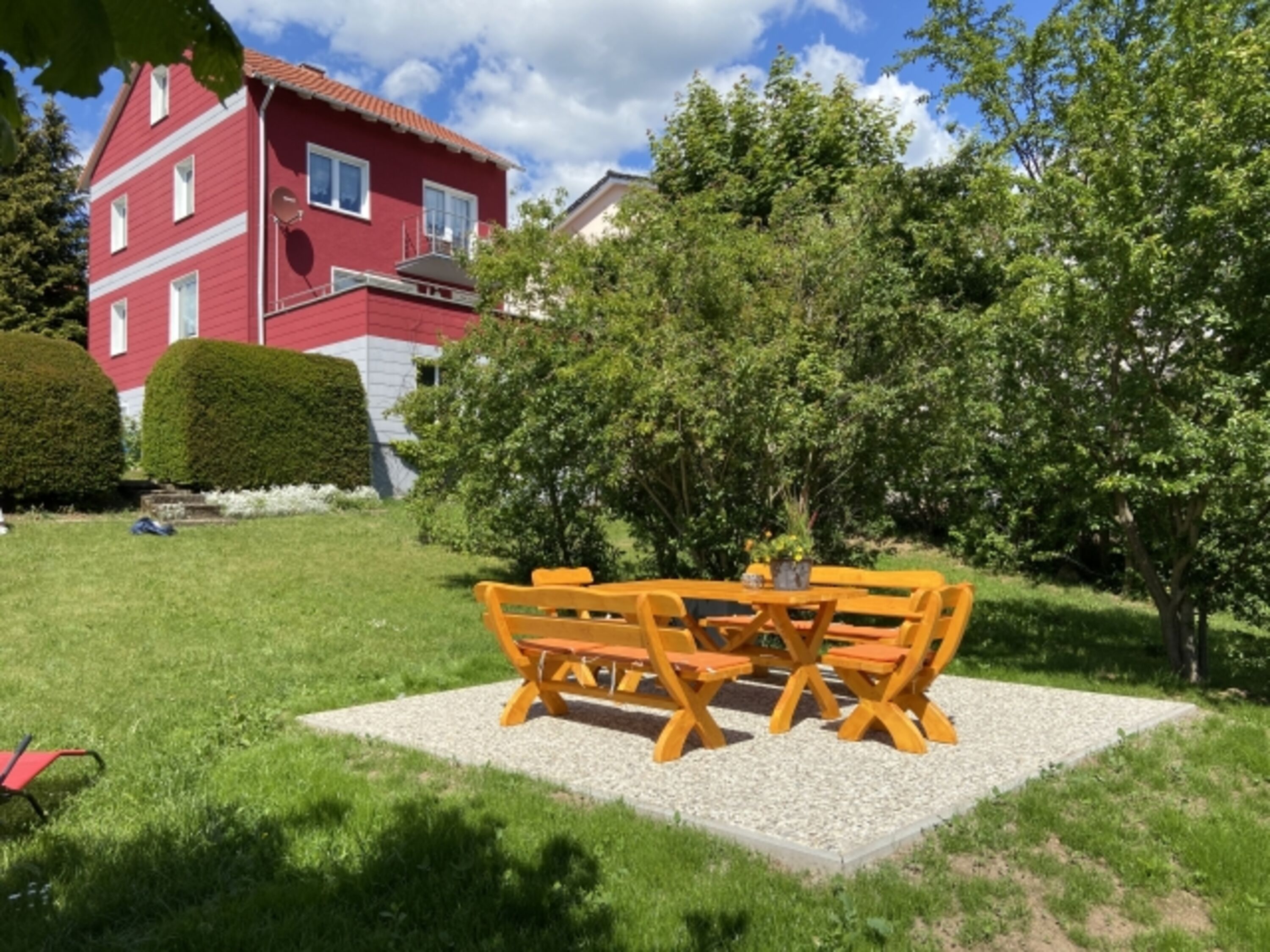 Blick aus dem Garten zum Haus