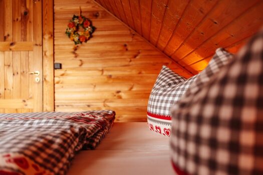 zweites Schlafzimmer mit Zugang zum Balkon