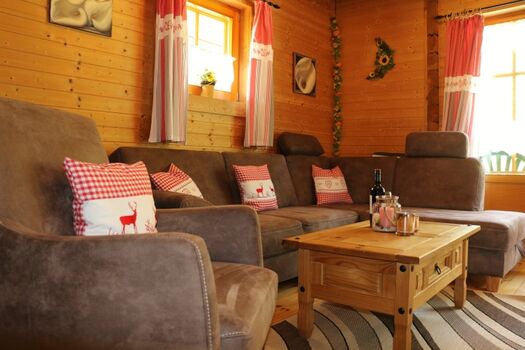 Wohnzimmer mit direktem Zugang zur Terrasse