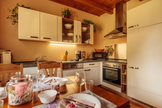 Küche mit Mikrowellen, Kühlaschrank mit 40l Gefrierfach