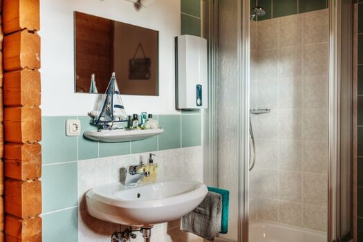 Badezimmer mit Dusche