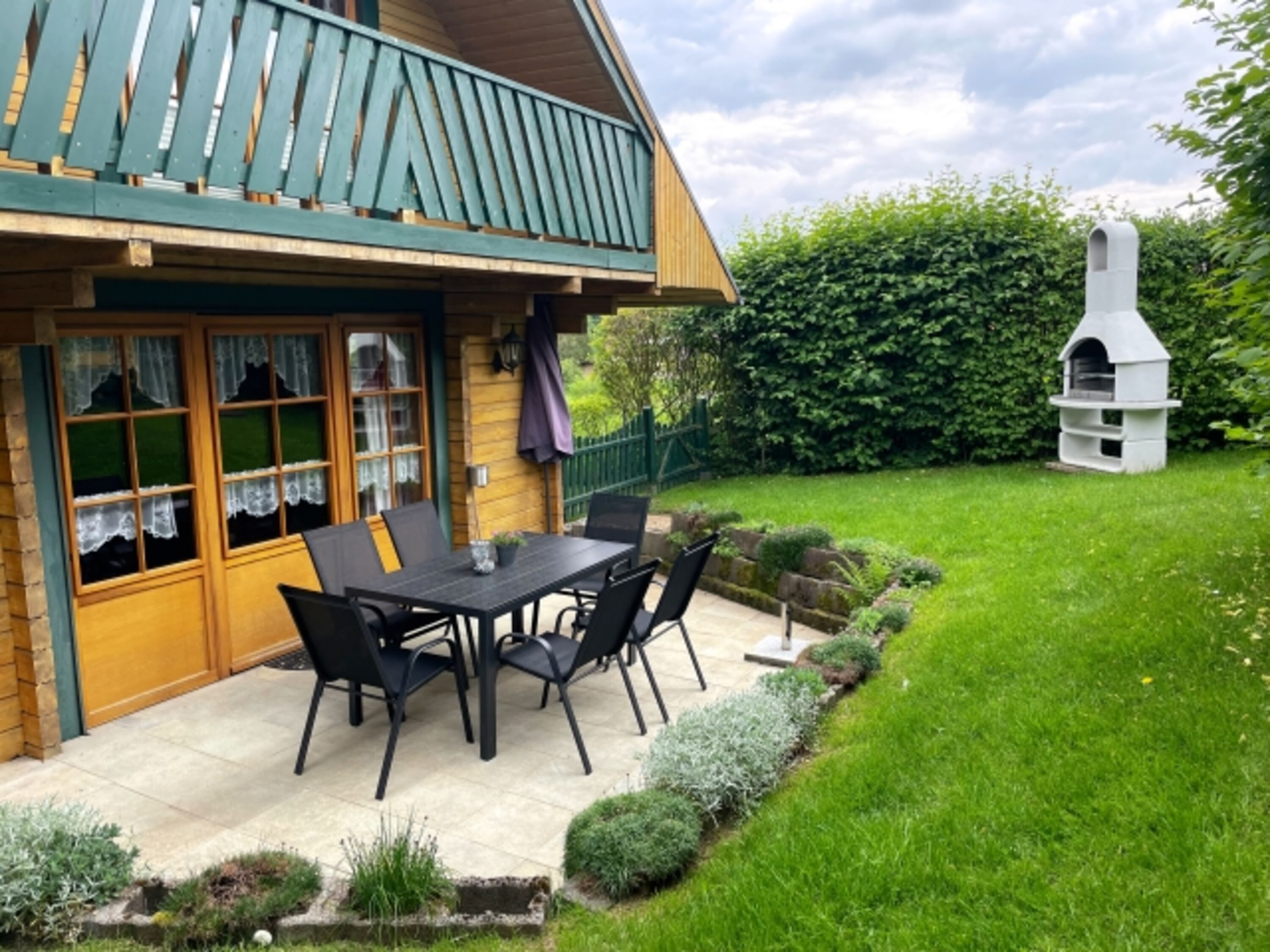 Terrasse mit eingezäuntem Garten