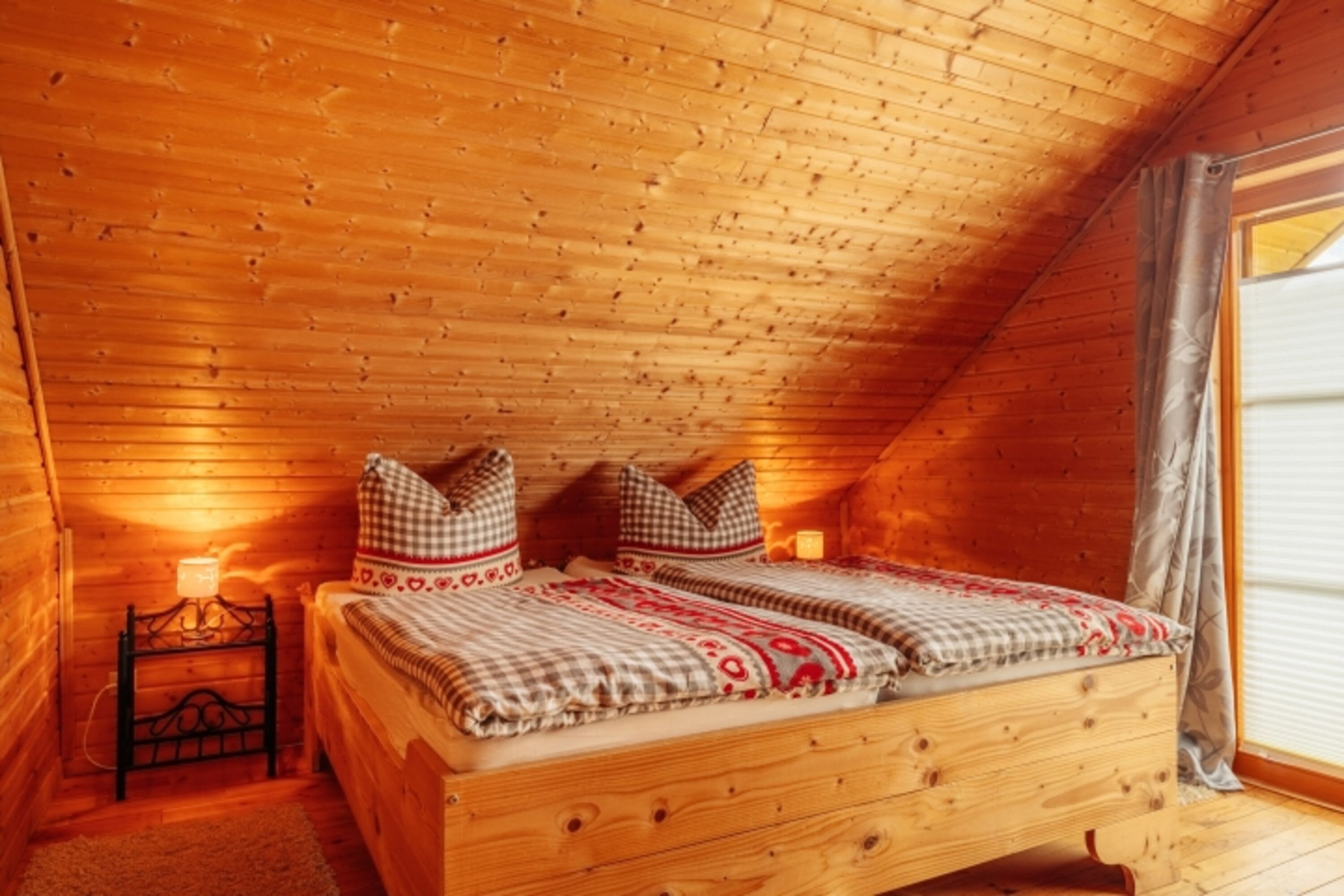 2. Schlafzimmer mit Zugang zum Balkon