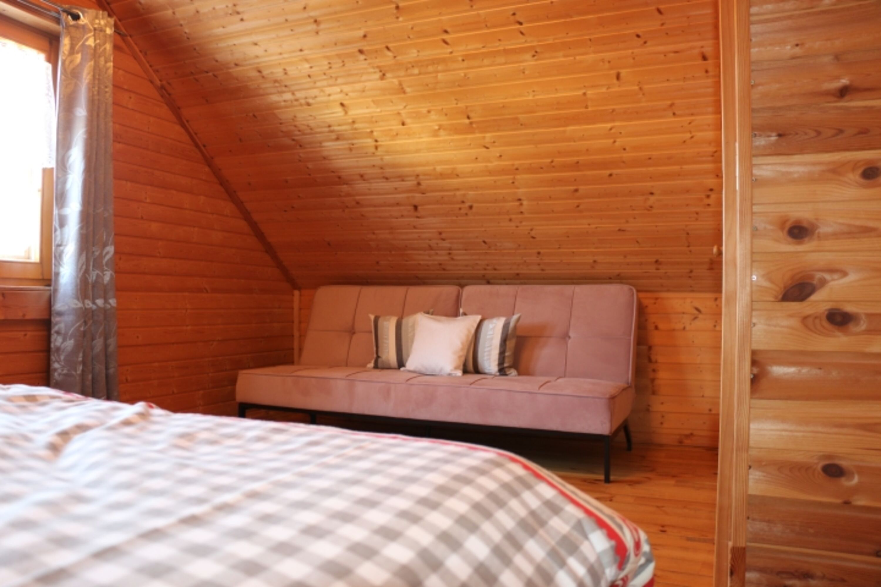 Schlafzimmer mit 180x200 Bett und Schlafcouch