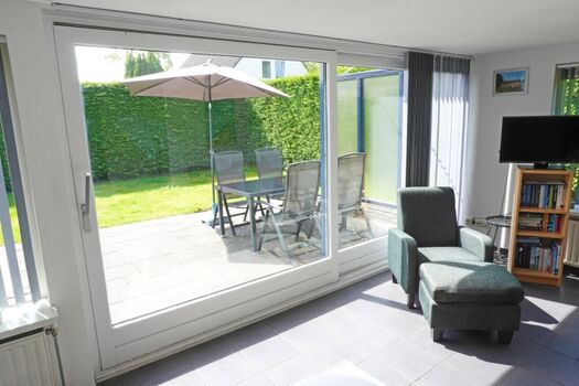 Wohnzimmer mit Aussicht richtung Garten