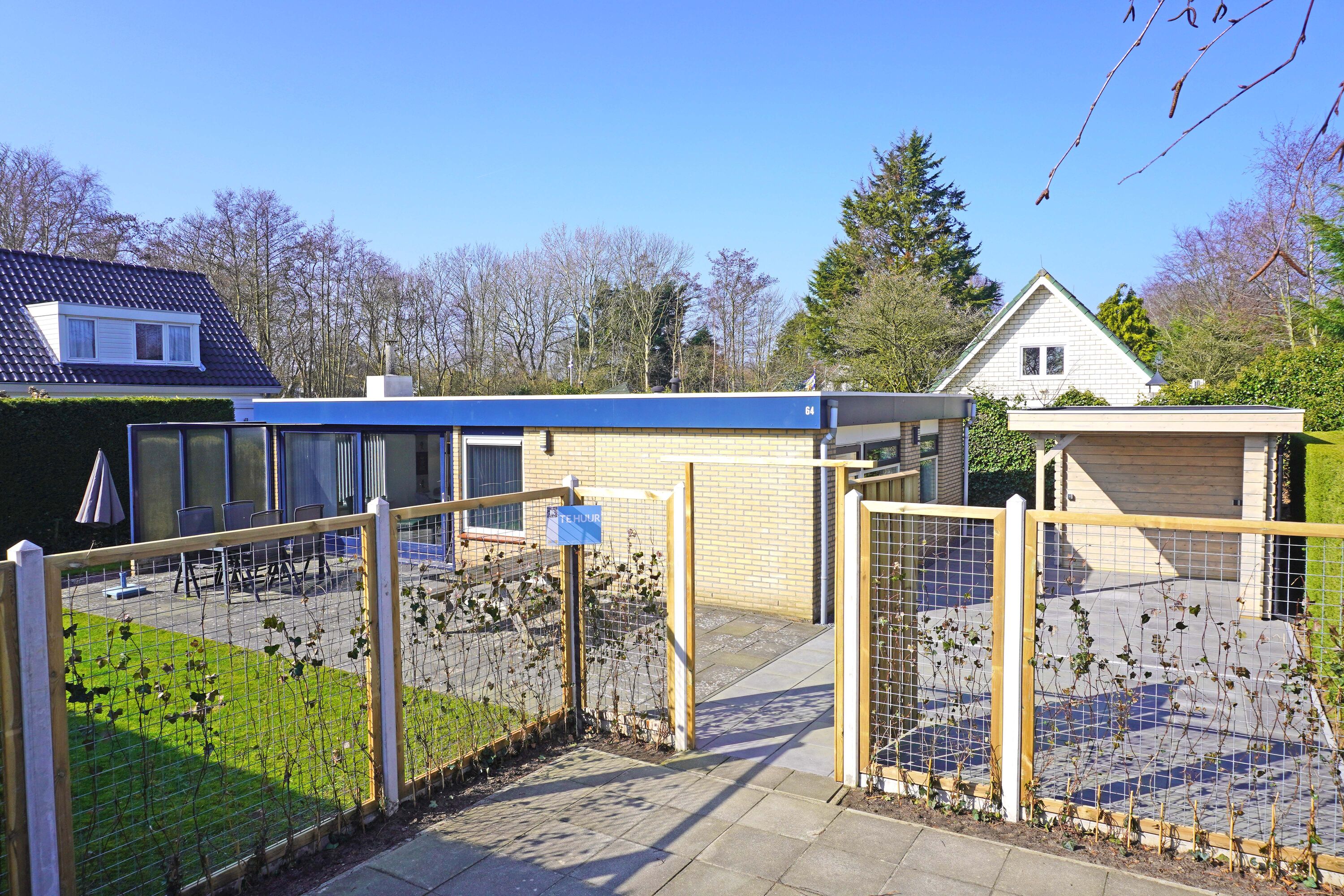 Bungalow mit Garten und Parkplatz