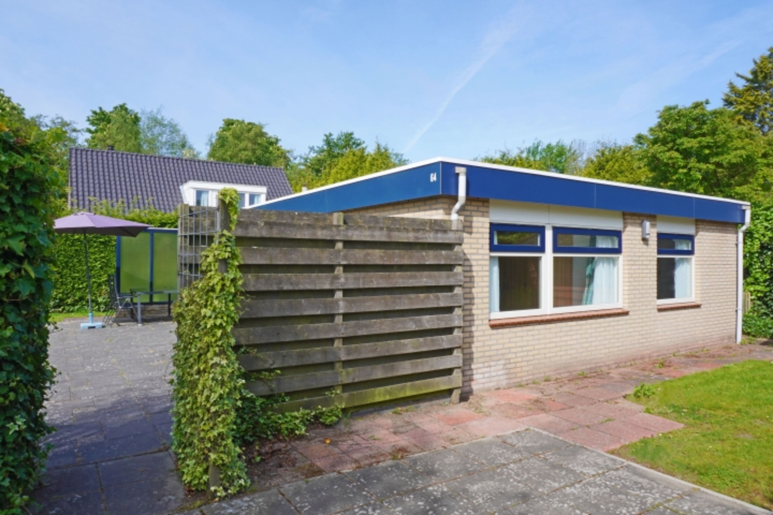 Parkplatz an Haus
