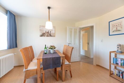 Im Wohnzimmer befindet sich ein zusätzliche Eßtisch