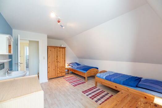 Im Kinderschlafzimmer befindet sich ein zusätzliches Waschbecken