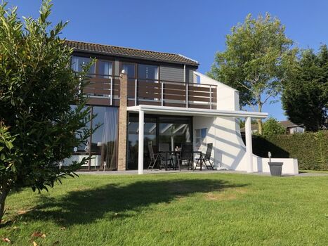 Garten mit überdachter Terrasse