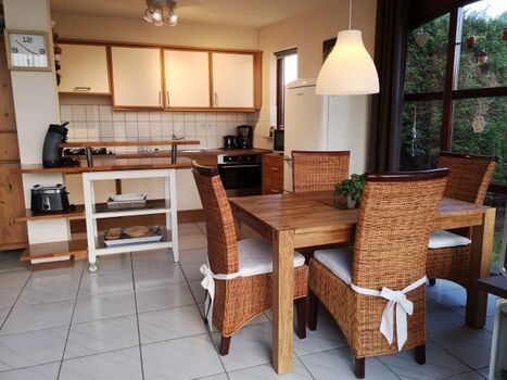 Küche mit angrenzender Essecke