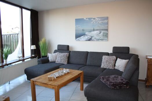 Gemütliche Couch mit Blick auf den Teich