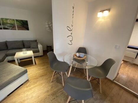 Wohnraum mit Esstisch