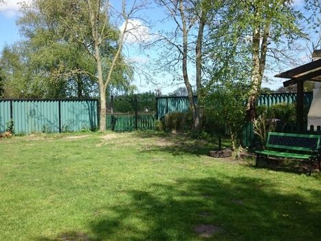 Komplett eingezäunter großer Garten mit Zugang zum See