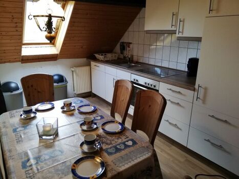 Gut ausgestattete Einbauküche mit Geschirrspüler und Essplatz. Es befindet sich ein weitererEssplatz für 6 Personen im Flur 