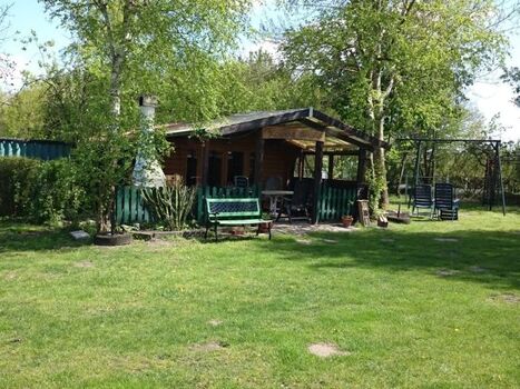 Schöne Blockhütte mit Grill