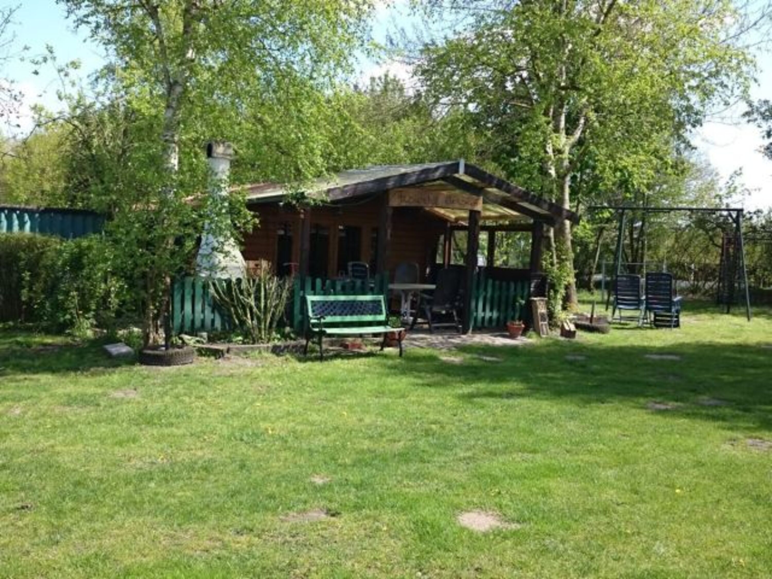 Schöne Blockhütte mit Grill
