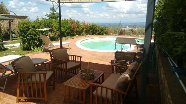 mit Pavillon und Gartenmöbeln