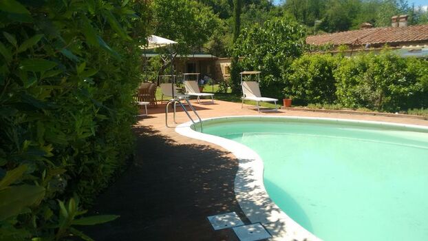 Sonnenterrasse mit Liegestühlen