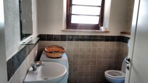 Bad mit Duschkabine, WC und Bidet und Waschmaschine