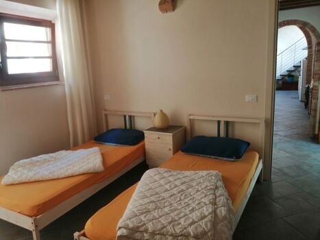 Vierbettzimmer mit 2 Einzelbetten unten