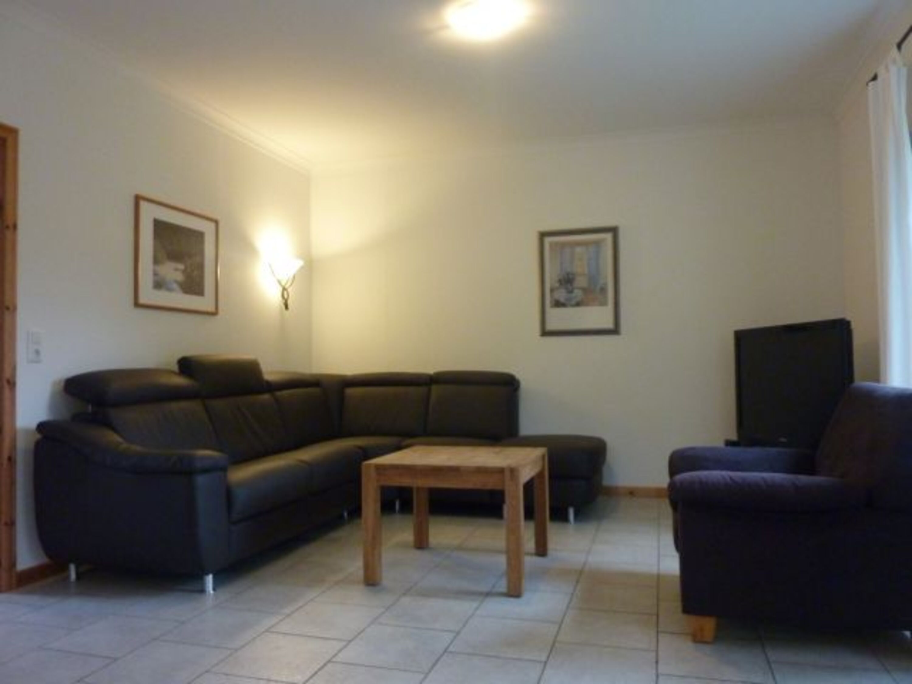 Lederecksofa mit TV