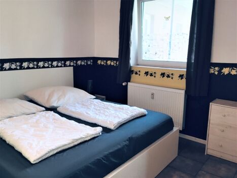 Das Schlafzimmer mit 1,80er Bett