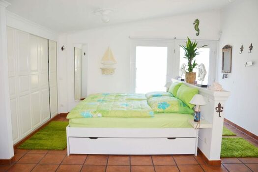 Doppelbett 180x200cm mit Komfortsitzhöhe, höhenverstellbare Lattenroste