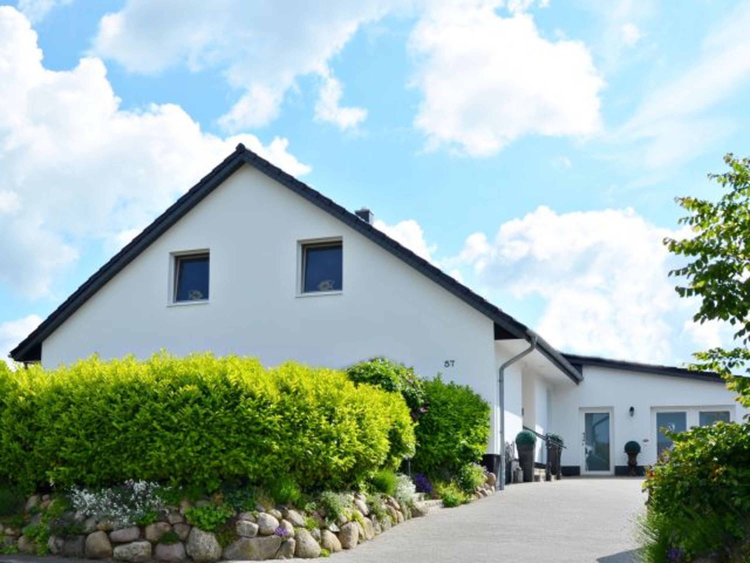 Ferienhaus mit 2 Ferienwohnungen, separate Eingänge, Privatsphäre garantiert, man teilt sich nur den Parkplatz, der gut einsehbar ist.