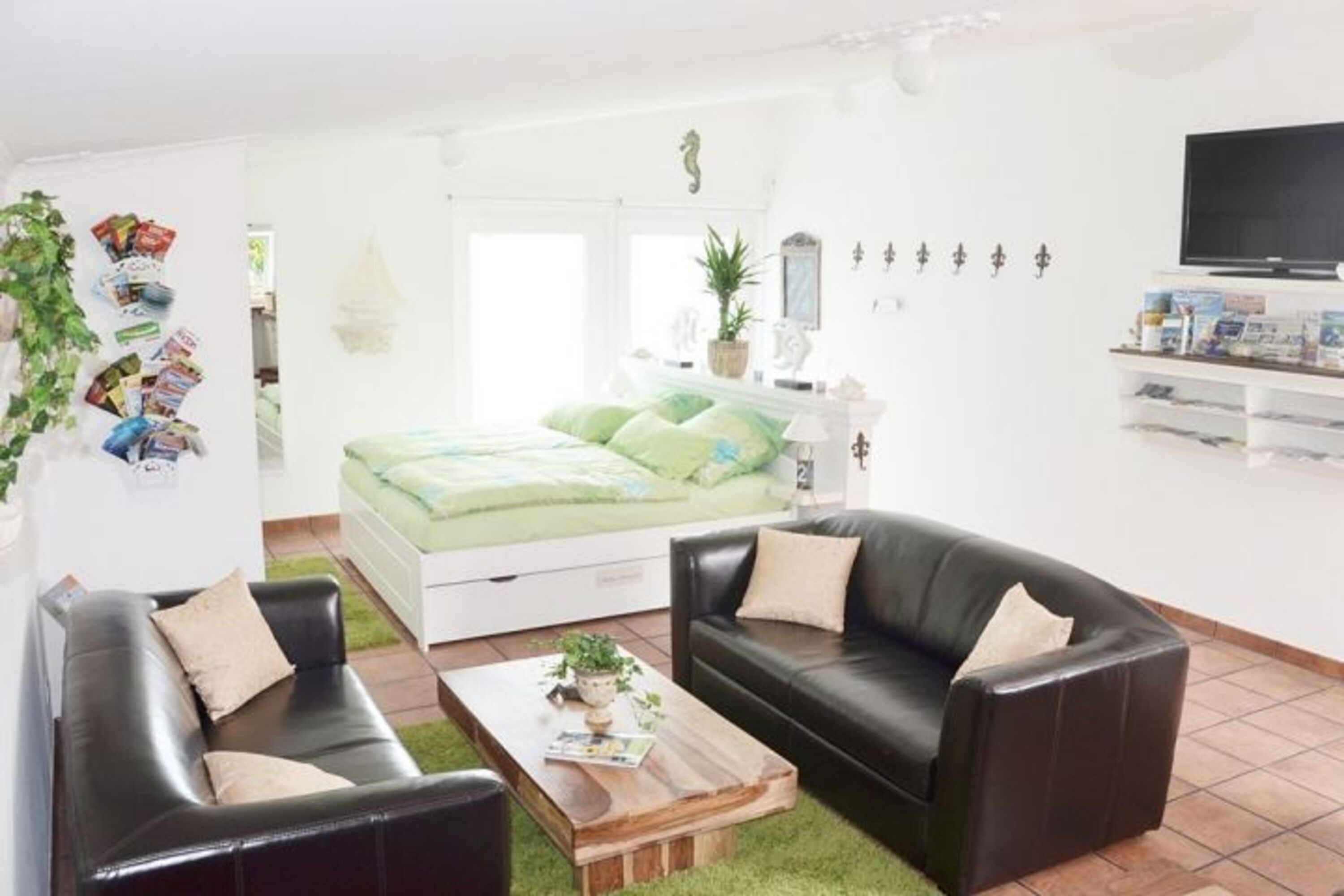 2 elektrische Leder-Relaxsofas, Hunde dürfen auf das Sofa, keine Teppiche.