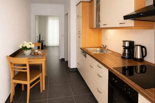 Küche mit Spülmaschine u. Backofen