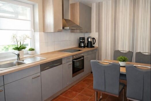  Küche mit Spülmaschine u. Backofen