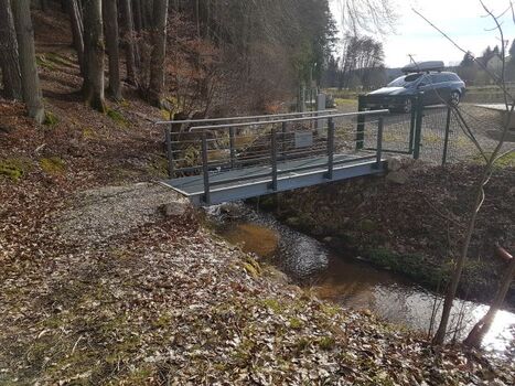 Brücke über Bach - direkter  Zugang zum Wald