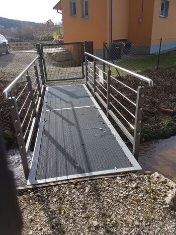 Brücke über Bach - direkter  Zugang zum Wald