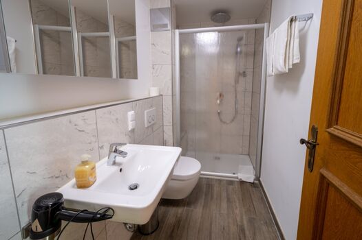 Helles Bauernzimmer - Duschbad