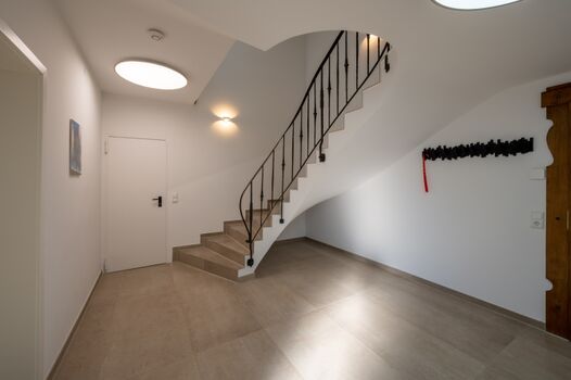 Treppenaufgang zu den 5 Zimmern im 2. OG