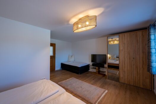 Dunkles Bauernzimmer - 3 Bett - Zimmer