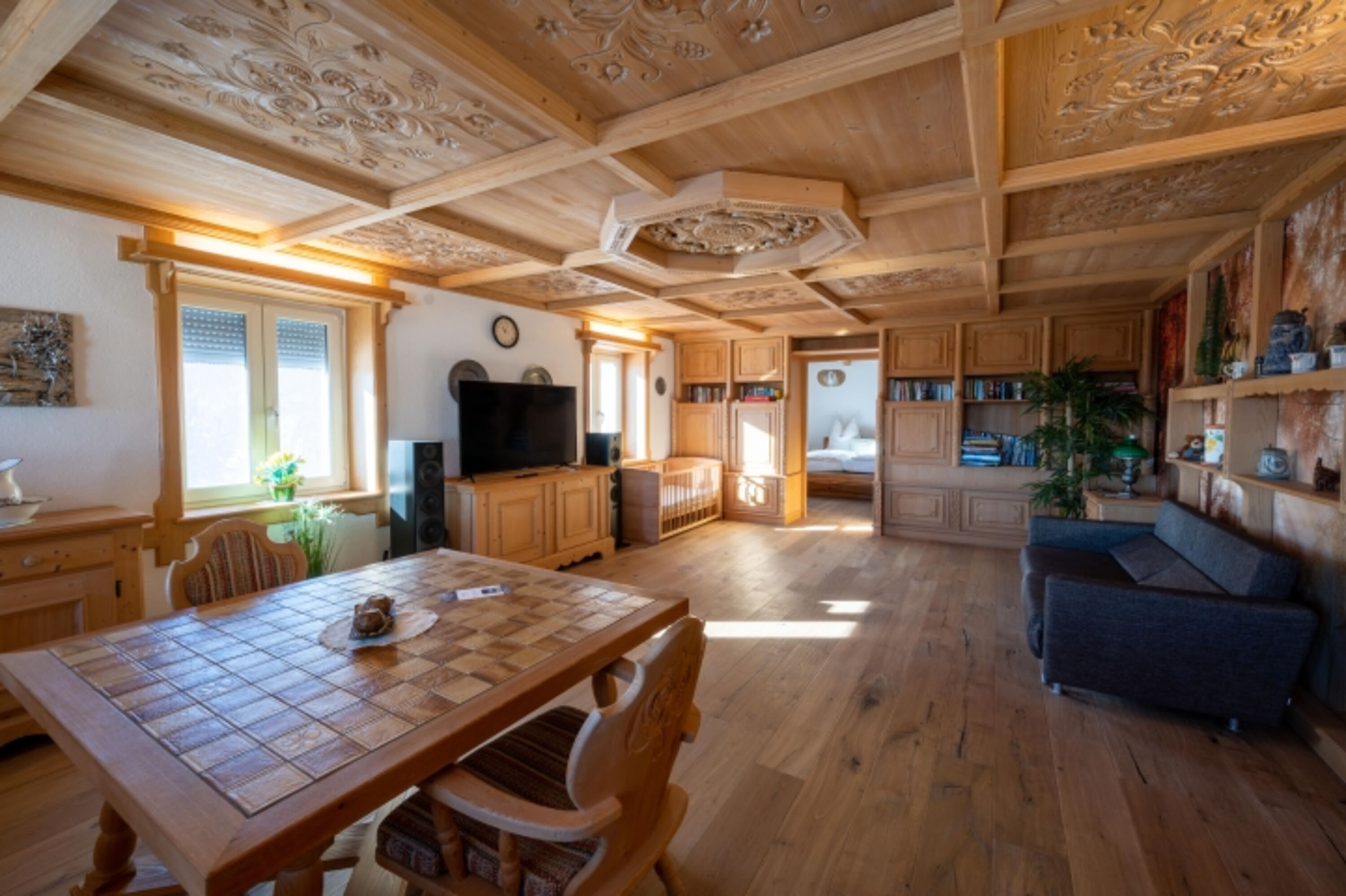 Schnitzerzimmer - Wohnraum mit Kinderbett 