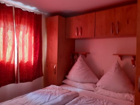 Schlafzimmer mit Doppelbett 1,40 x 2,00 m