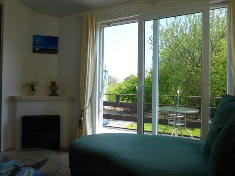 Blick über die Terrasse zum Deich