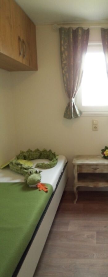 Kinderzimmer Einzelbett mit Schrank links