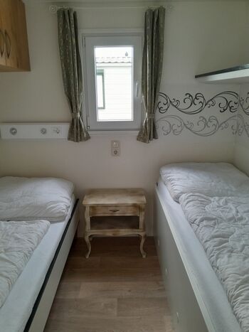 Kinderzimmer Einzelbett links und rechts