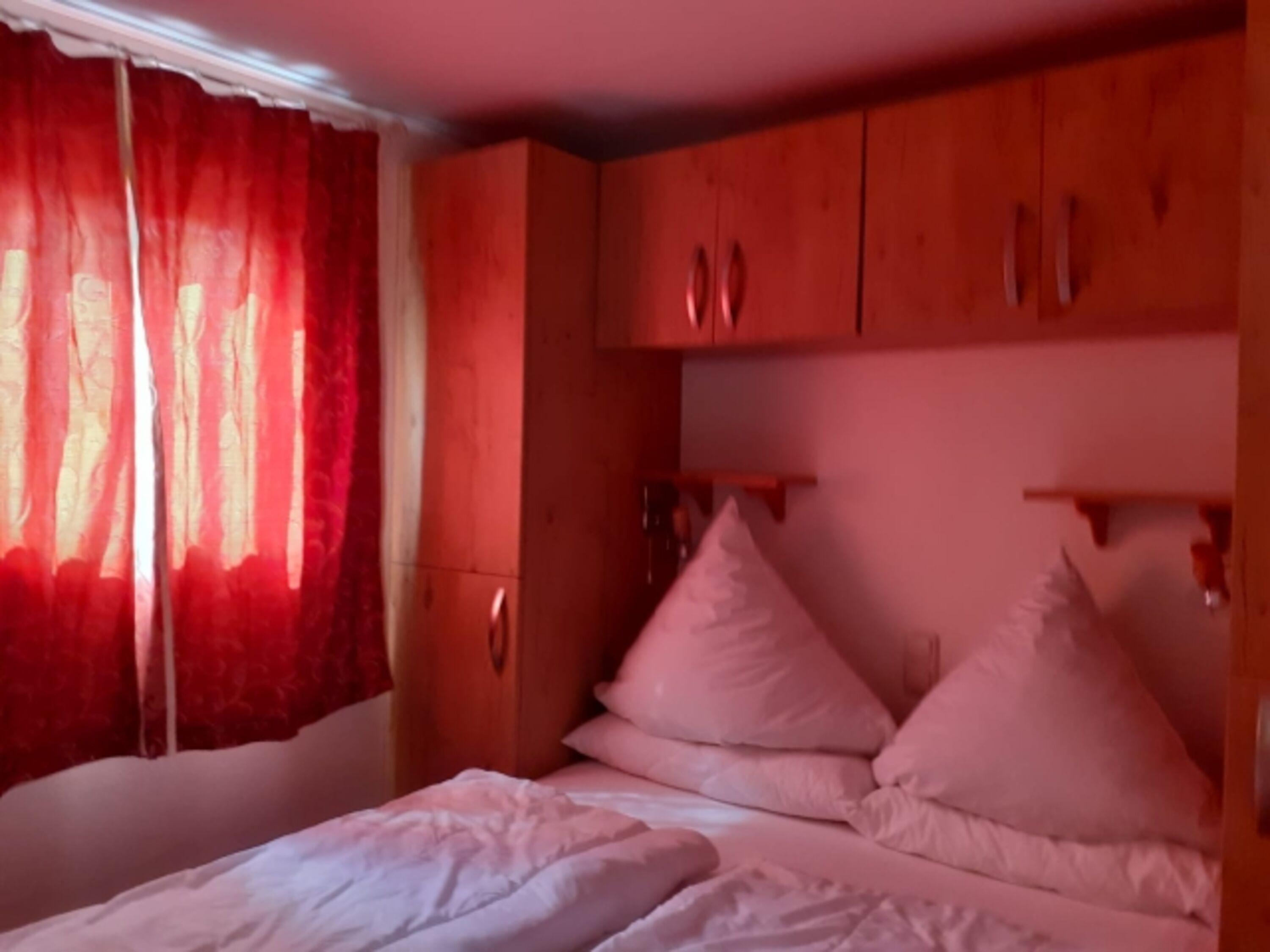 Schlafzimmer mit Doppelbett 1,40 x 2,00 m