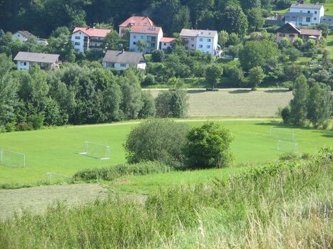Der Sportplatz unterhalb des Ferienparks