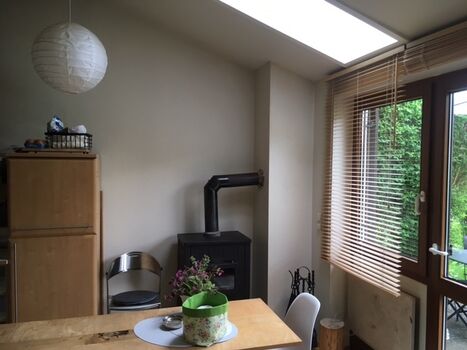 Kaminecke mit Fenster zur Terrasse