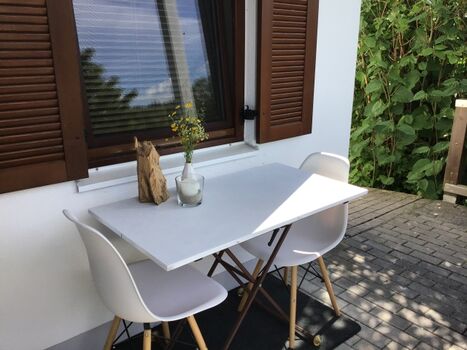 Die kleine Abendterrasse vor dem Eingang