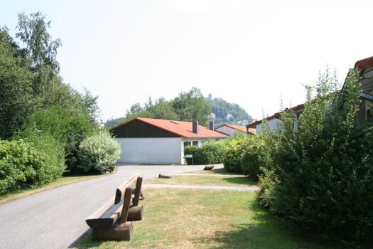 Das Ferienhaus (vorderer Teil des Doppelhauses) mit der Burg Falkenstein im Hintergrund
