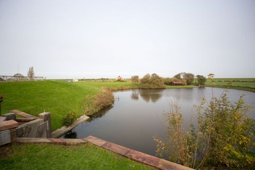 Einfahrt zum alten Hafen mit öffentlichem Grillplatz