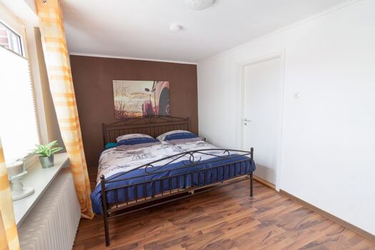 Schlafzimmer mit Doppelbett, durchgehende Matratze